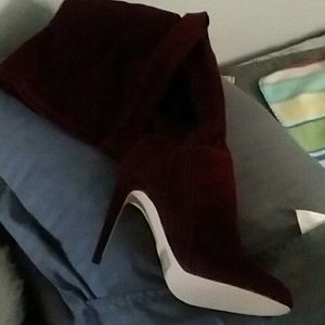 *Brand new*NEVER WORN burgundy high heel boot